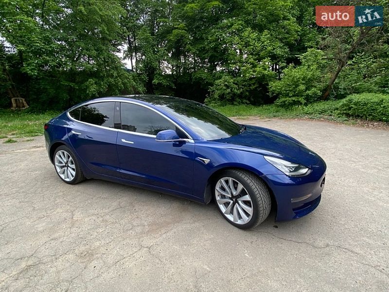 Седан Tesla Model 3 2019 в Львові