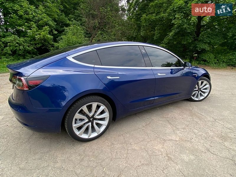 Седан Tesla Model 3 2019 в Львові