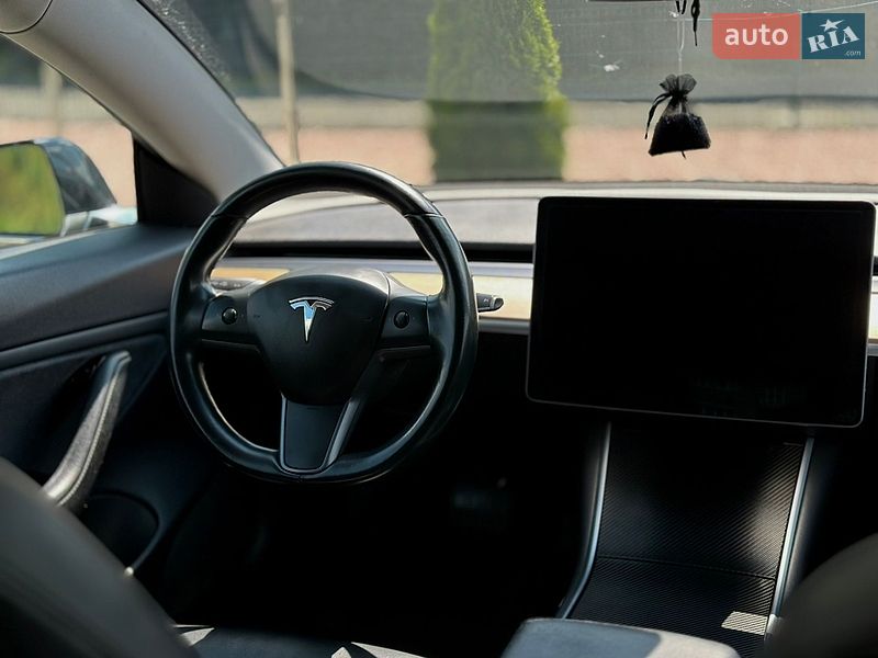Седан Tesla Model 3 2018 в Луцке