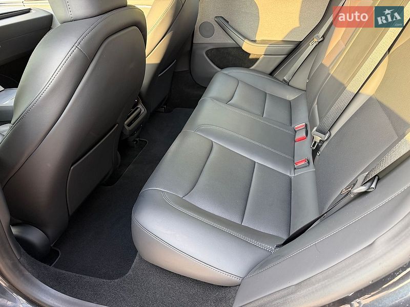Седан Tesla Model 3 2024 в Львові