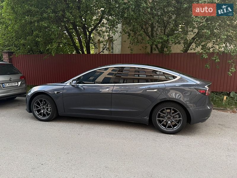 Седан Tesla Model 3 2019 в Львові