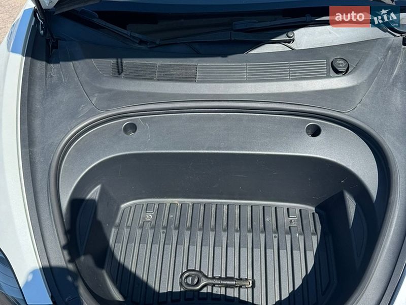 Седан Tesla Model 3 2021 в Верхньодніпровську