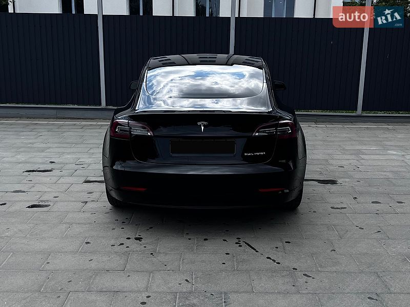 Седан Tesla Model 3 2021 в Самборі