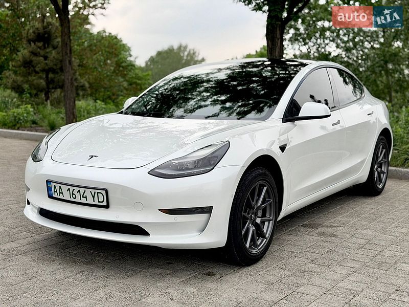 Седан Tesla Model 3 2021 в Киеве