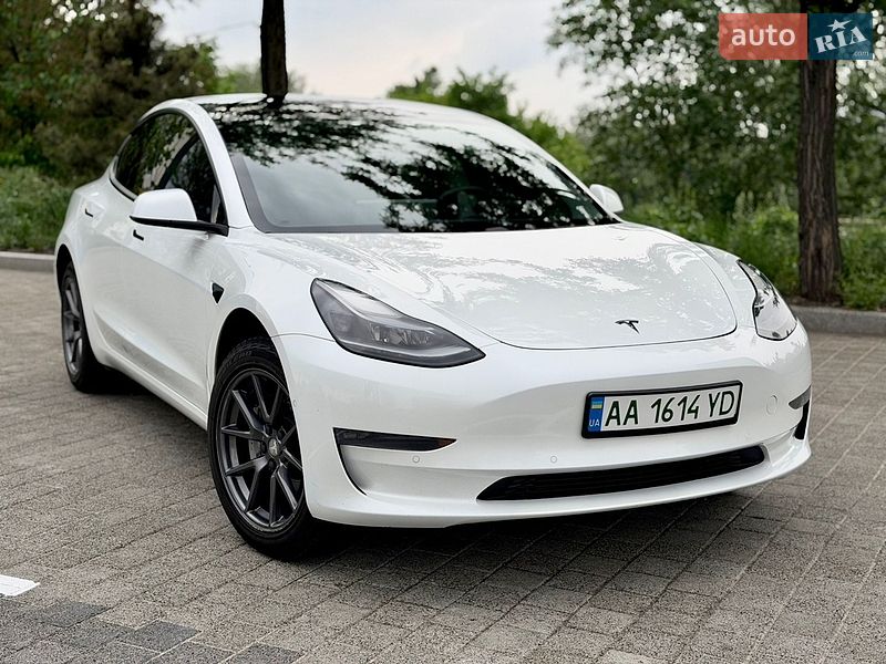 Седан Tesla Model 3 2021 в Киеве