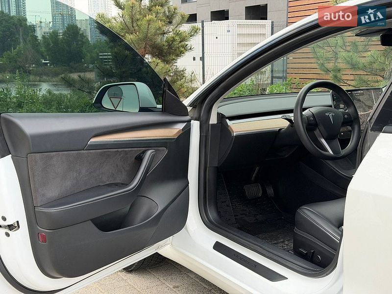 Седан Tesla Model 3 2021 в Киеве