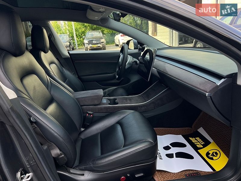 Седан Tesla Model 3 2018 в Івано-Франківську