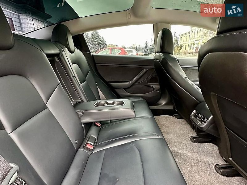 Седан Tesla Model 3 2018 в Львове