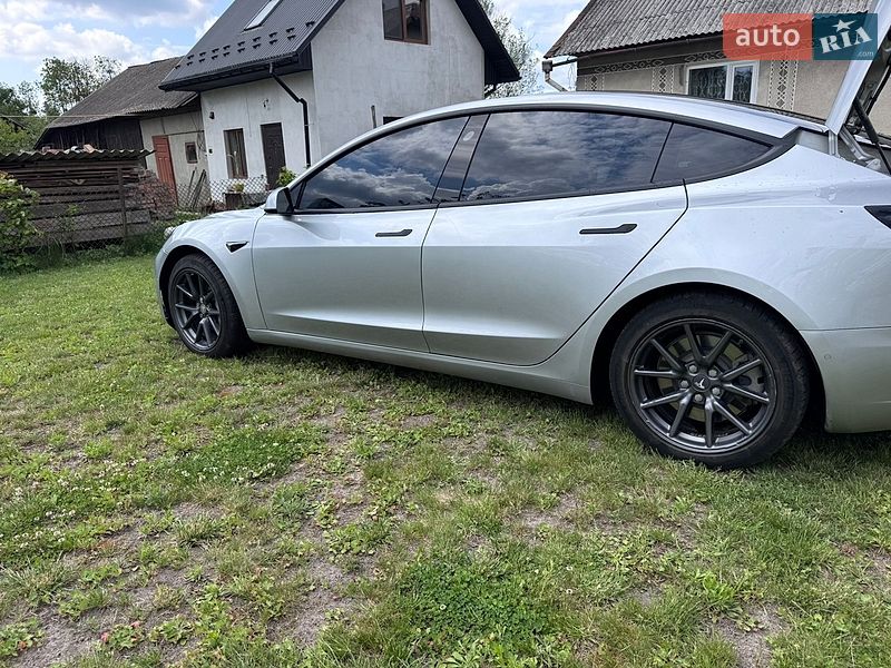 Седан Tesla Model 3 2018 в Великих Мостах