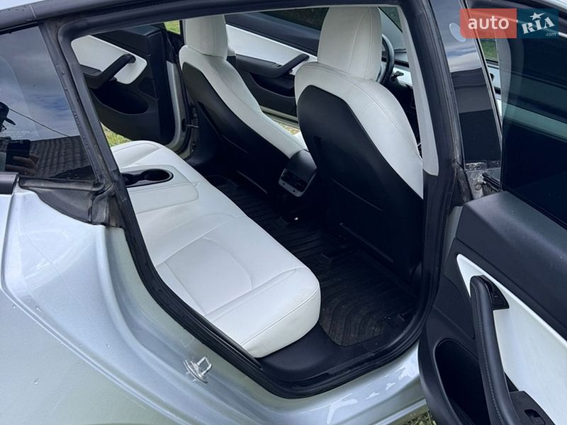 Седан Tesla Model 3 2018 в Великих Мостах