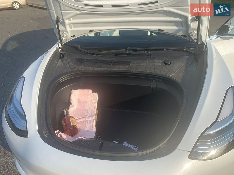Седан Tesla Model 3 2019 в Чернигове