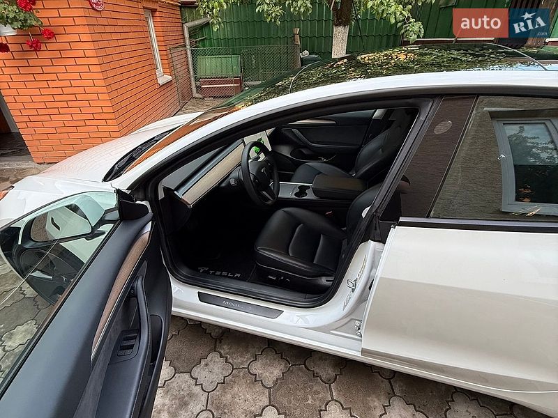 Седан Tesla Model 3 2022 в Луцке