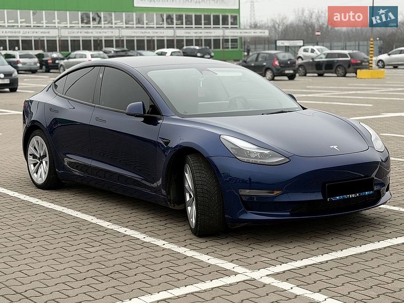 Седан Tesla Model 3 2022 в Черновцах