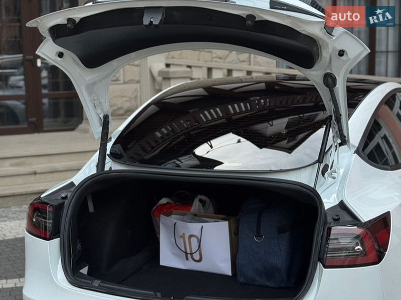 Седан Tesla Model 3 2022 в Кременце