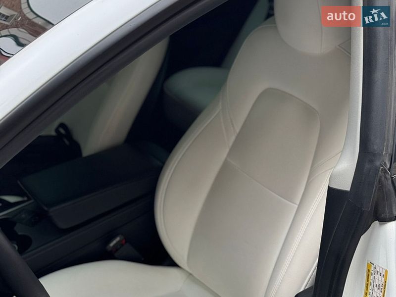 Седан Tesla Model 3 2022 в Кременце