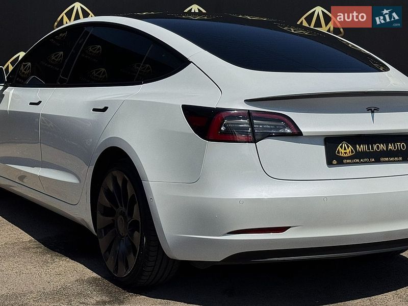 Седан Tesla Model 3 2021 в Киеве