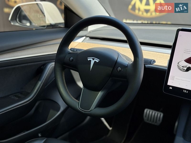 Седан Tesla Model 3 2021 в Киеве
