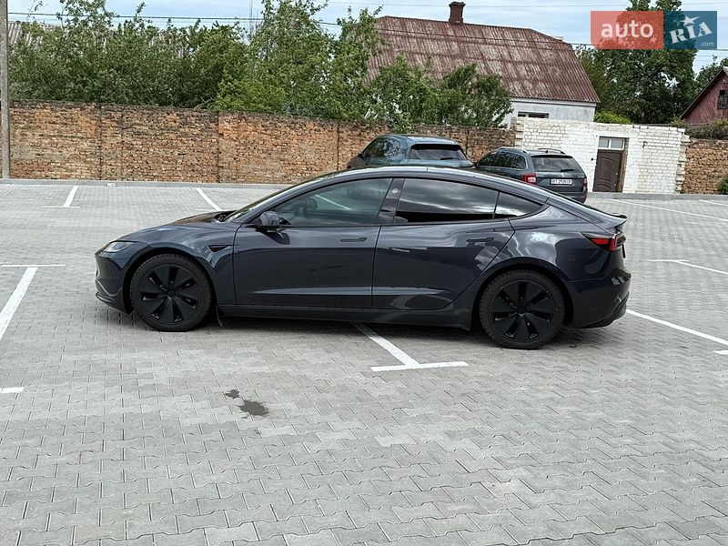 Седан Tesla Model 3 2024 в Дубні