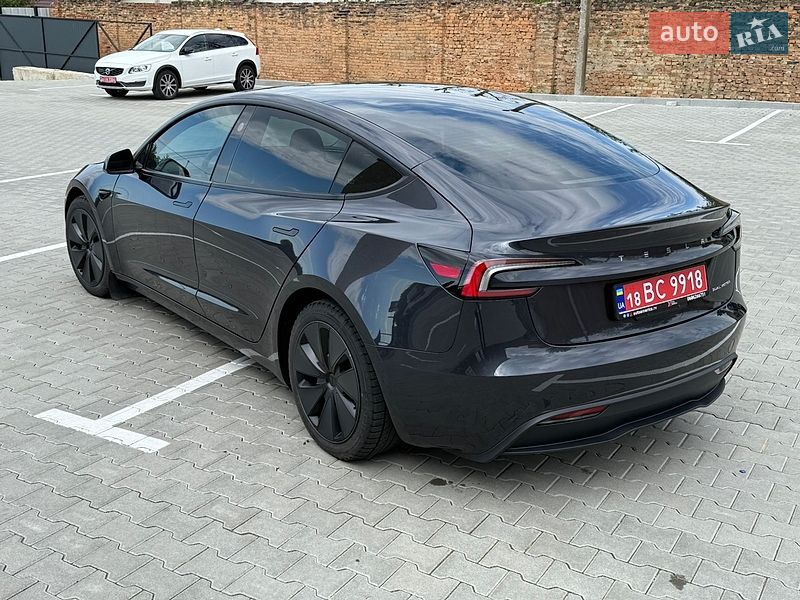 Седан Tesla Model 3 2024 в Дубні