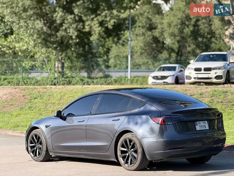 Седан Tesla Model 3 2023 в Кам'янському