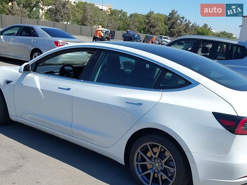 Седан Tesla Model 3 2019 в Львове
