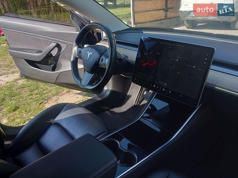 Седан Tesla Model 3 2019 в Новояворівську
