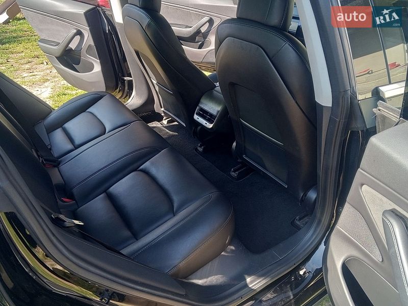 Седан Tesla Model 3 2019 в Новояворівську