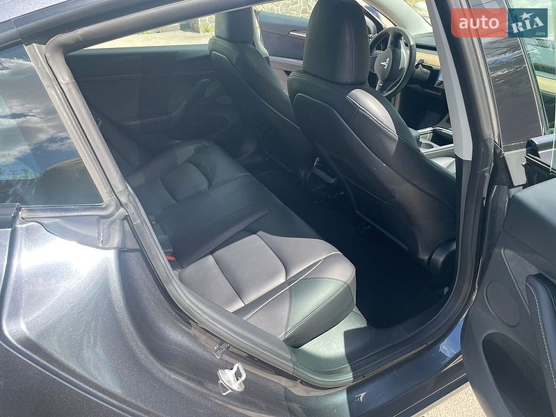 Седан Tesla Model 3 2023 в Львові