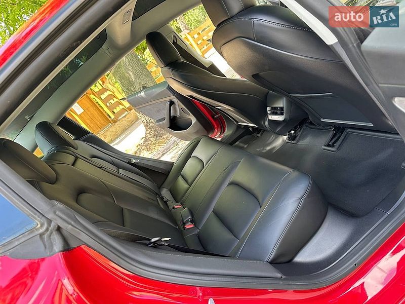 Седан Tesla Model 3 2022 в Золочеві