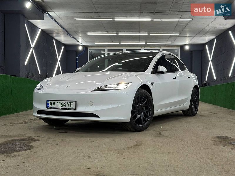 Седан Tesla Model 3 2025 в Киеве