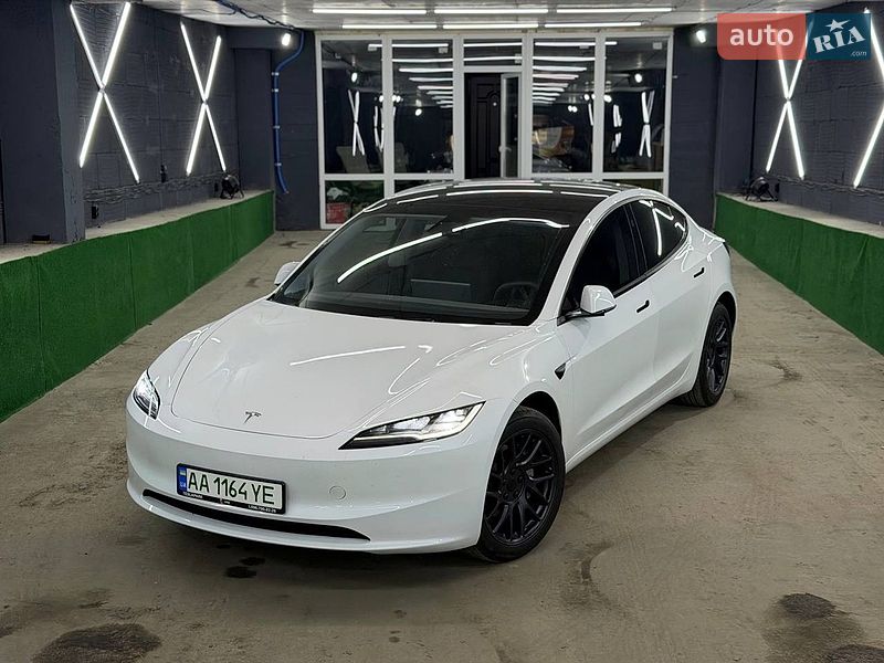 Седан Tesla Model 3 2025 в Киеве