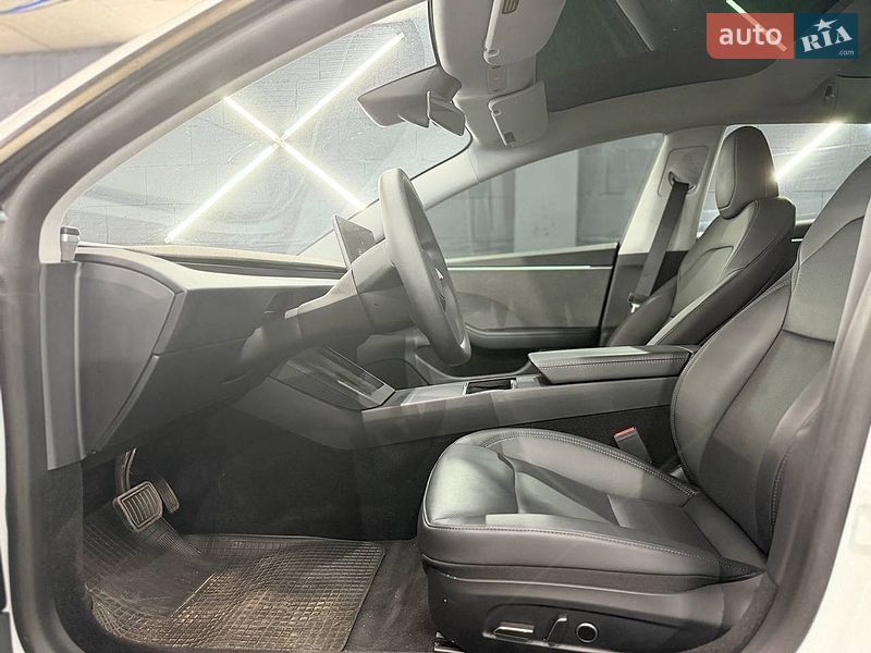 Седан Tesla Model 3 2025 в Киеве