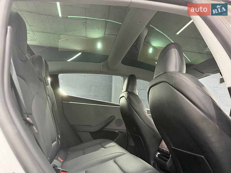 Седан Tesla Model 3 2025 в Киеве