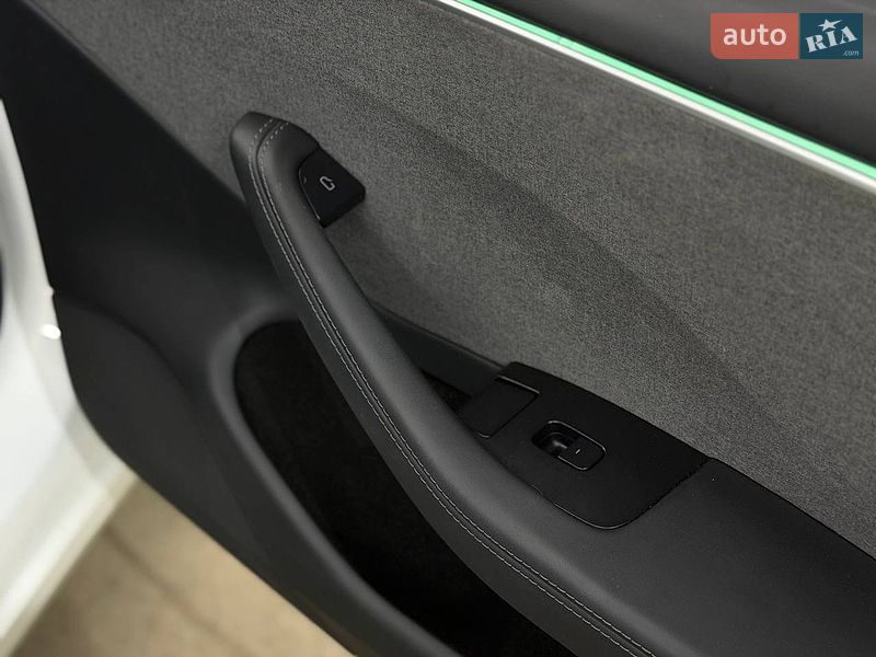 Седан Tesla Model 3 2025 в Киеве
