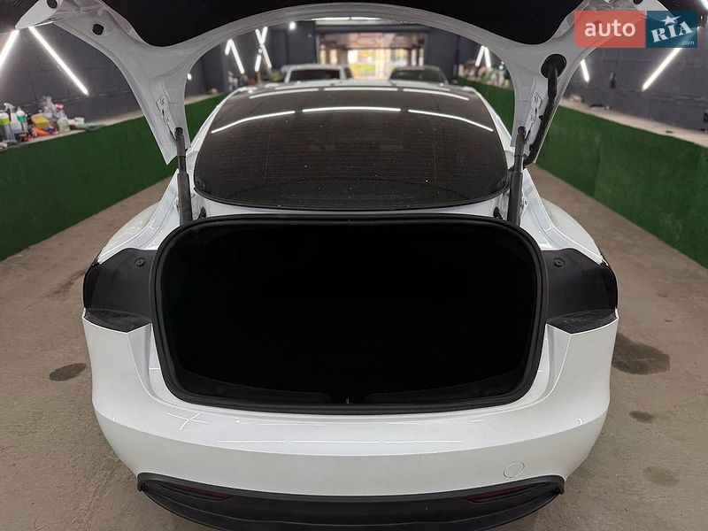 Седан Tesla Model 3 2025 в Киеве