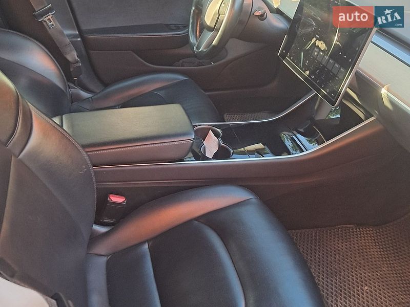 Седан Tesla Model 3 2018 в Луцке