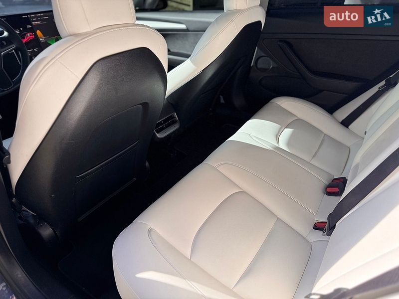 Седан Tesla Model 3 2022 в Львове