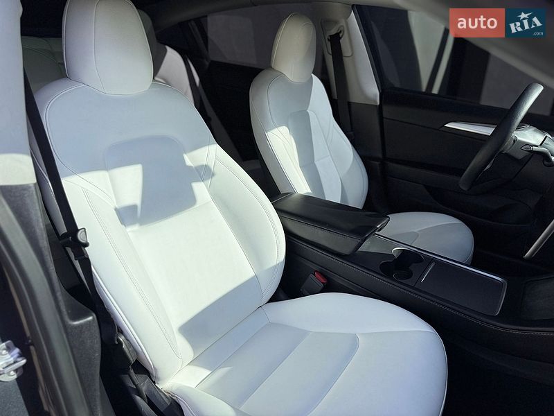 Седан Tesla Model 3 2022 в Львове