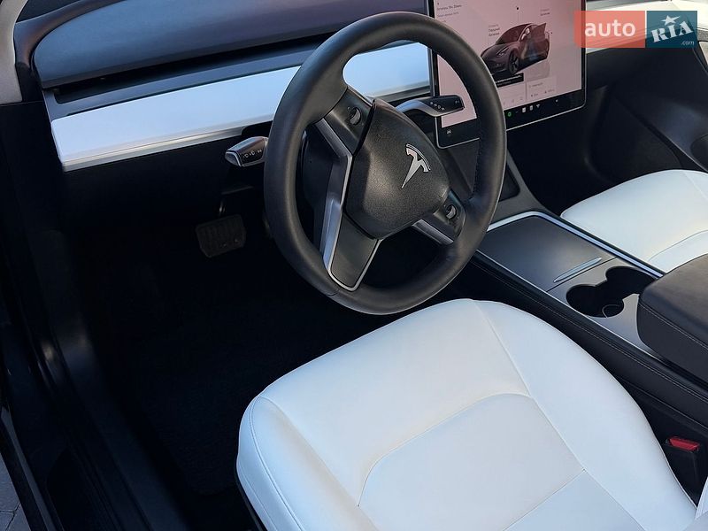 Седан Tesla Model 3 2023 в Львові