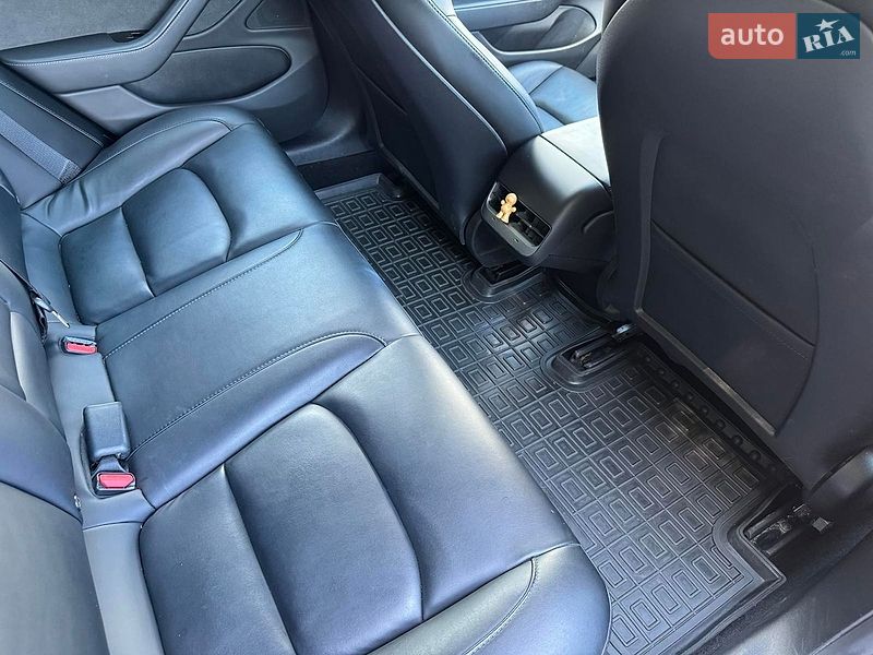 Седан Tesla Model 3 2020 в Киеве