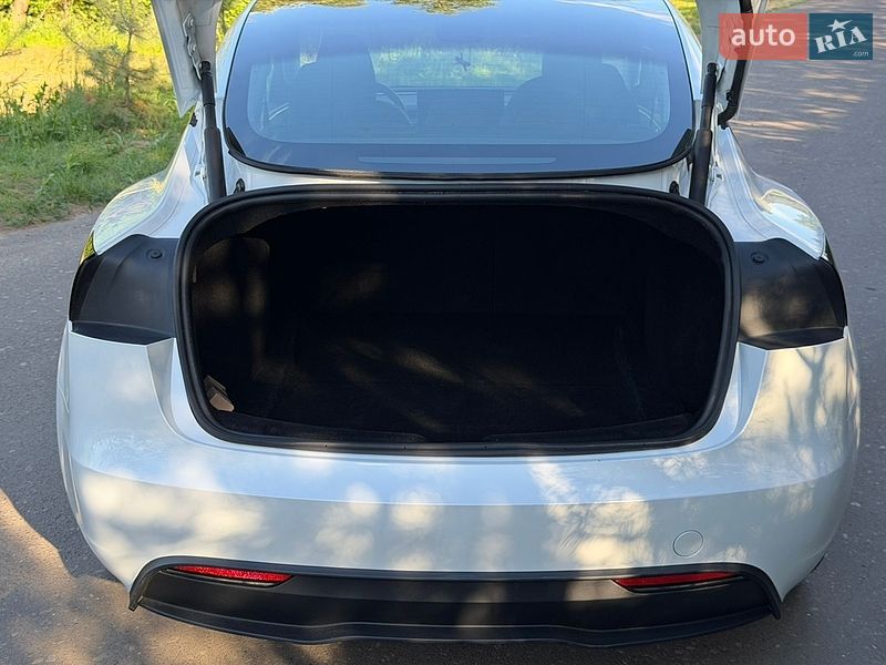 Седан Tesla Model 3 2024 в Львові