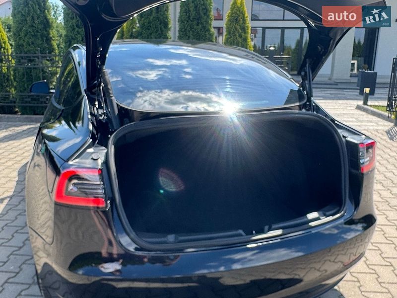 Седан Tesla Model 3 2022 в Стрые