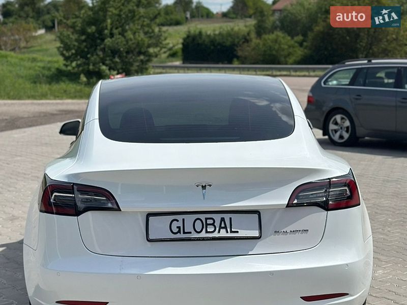 Седан Tesla Model 3 2021 в Ровно