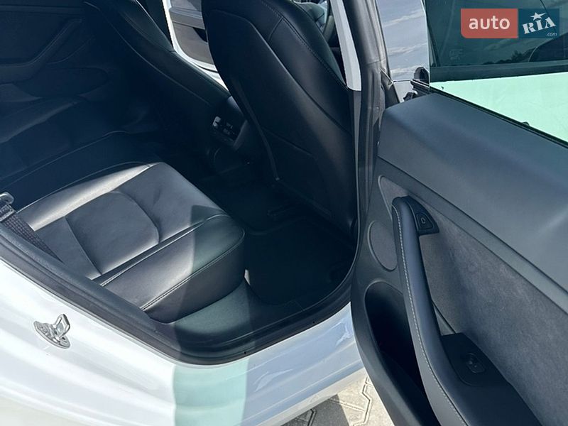 Седан Tesla Model 3 2021 в Ровно