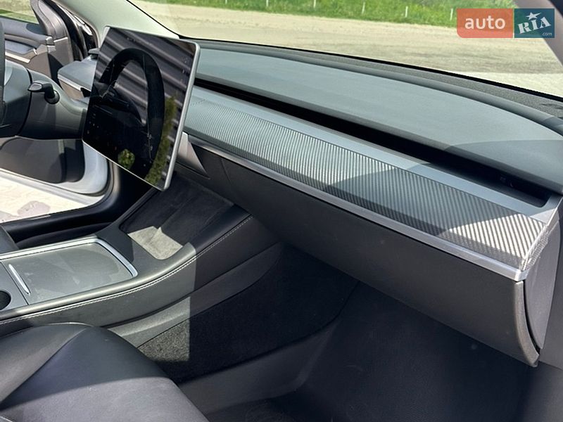 Седан Tesla Model 3 2021 в Ровно