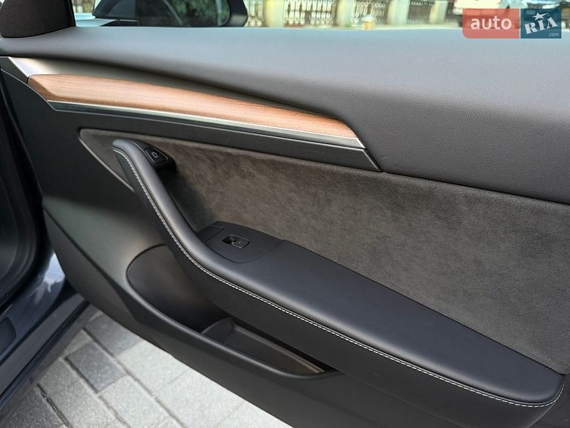 Седан Tesla Model 3 2023 в Дніпрі