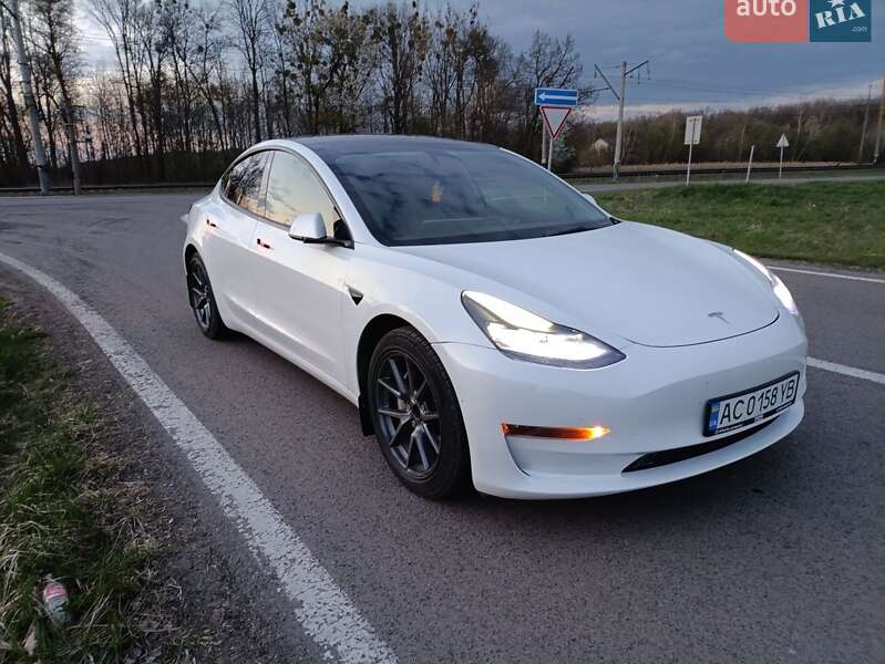 Седан Tesla Model 3 2021 в Луцке