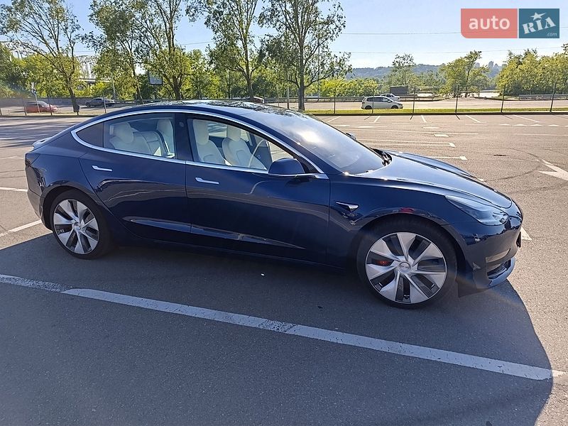 Седан Tesla Model 3 2020 в Киеве