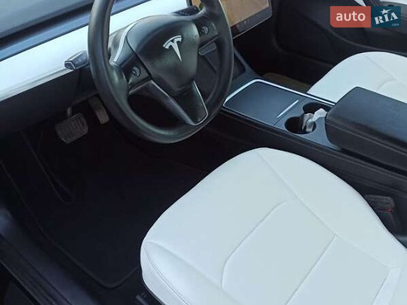 Седан Tesla Model 3 2021 в Львове