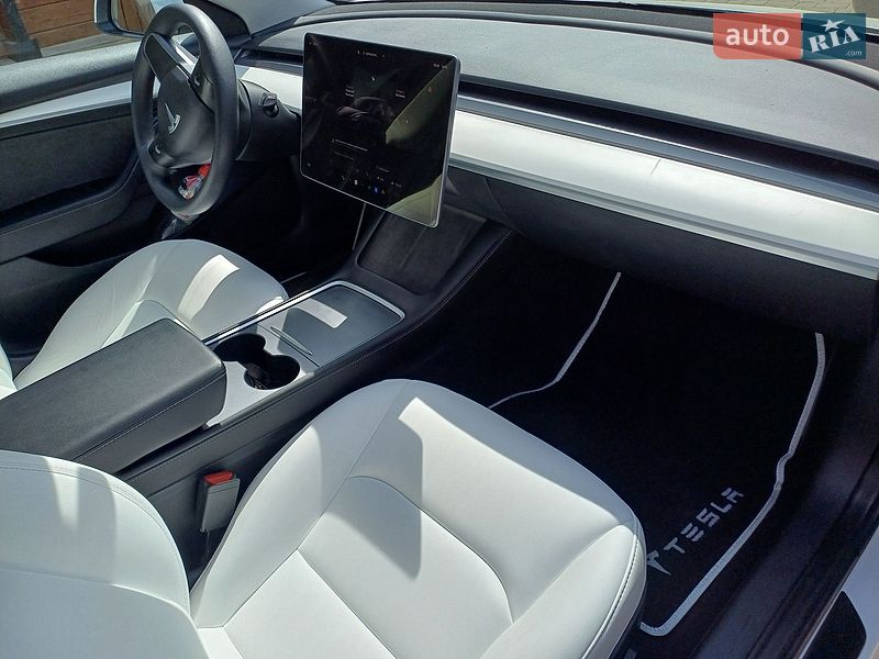 Седан Tesla Model 3 2022 в Ивано-Франковске